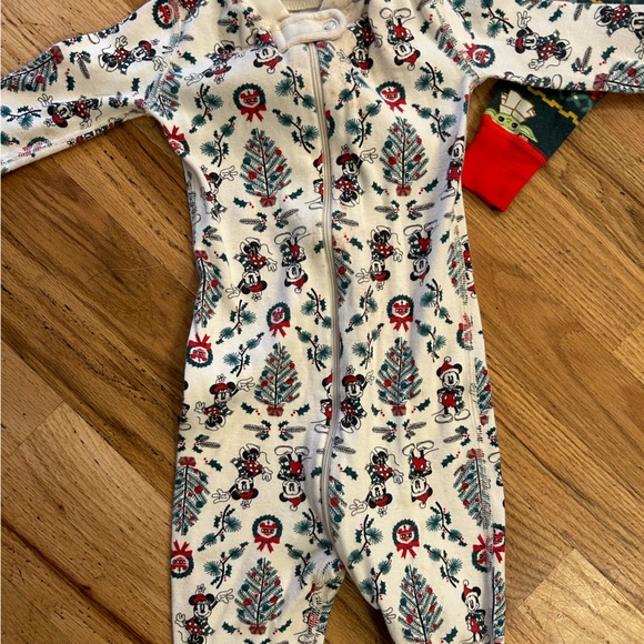 Hanna Andersson Christmas Onesies Lot of Four Disney Pajamas 12-18 months - Picture 4 of 7